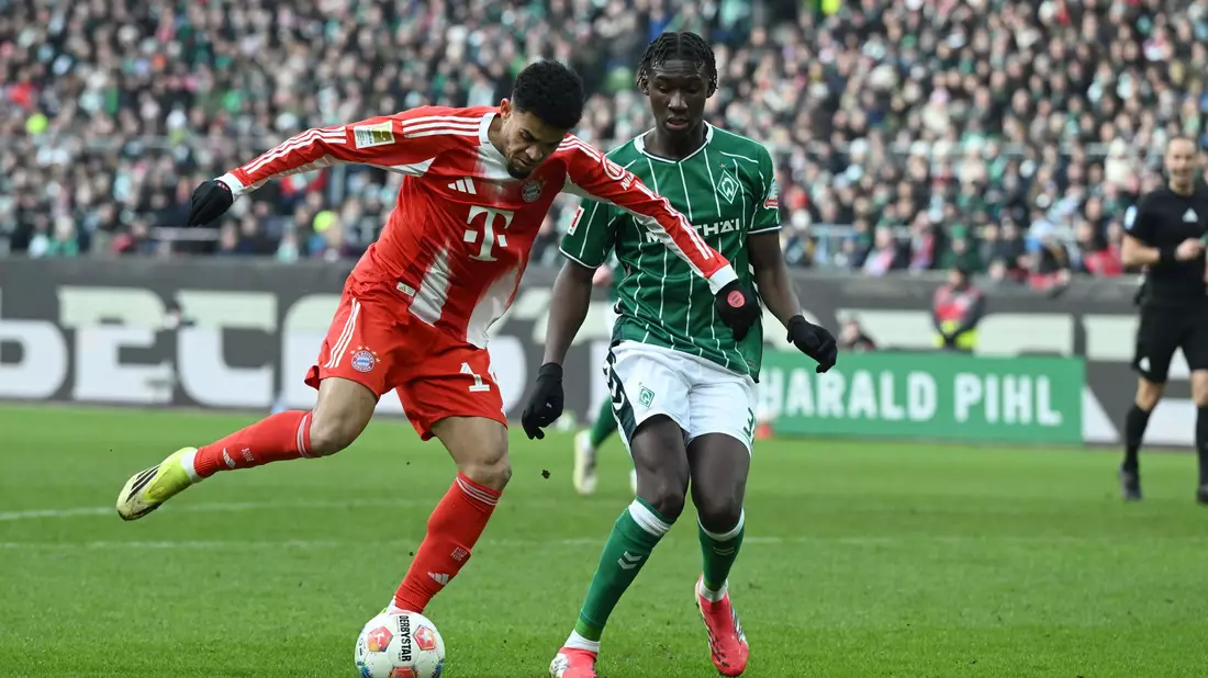 Im Zweikampf: Werders Karim Coulibaly (r) und Luis Díaz vom FC Bayern München.  - Bild: Carmen Jaspersen/dpa