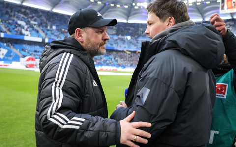 Wiedersehen: HSV-Trainer Merlin Polzin (r) begrüßt seinen einstigen Chef und heutigen Union-Trainer Steffen Baumgart.    - Foto: Christian Charisius/dpa