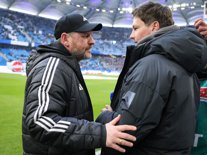 Wiedersehen: HSV-Trainer Merlin Polzin (r) begrüßt seinen einstigen Chef und heutigen Union-Trainer Steffen Baumgart.    - Foto: Christian Charisius/dpa