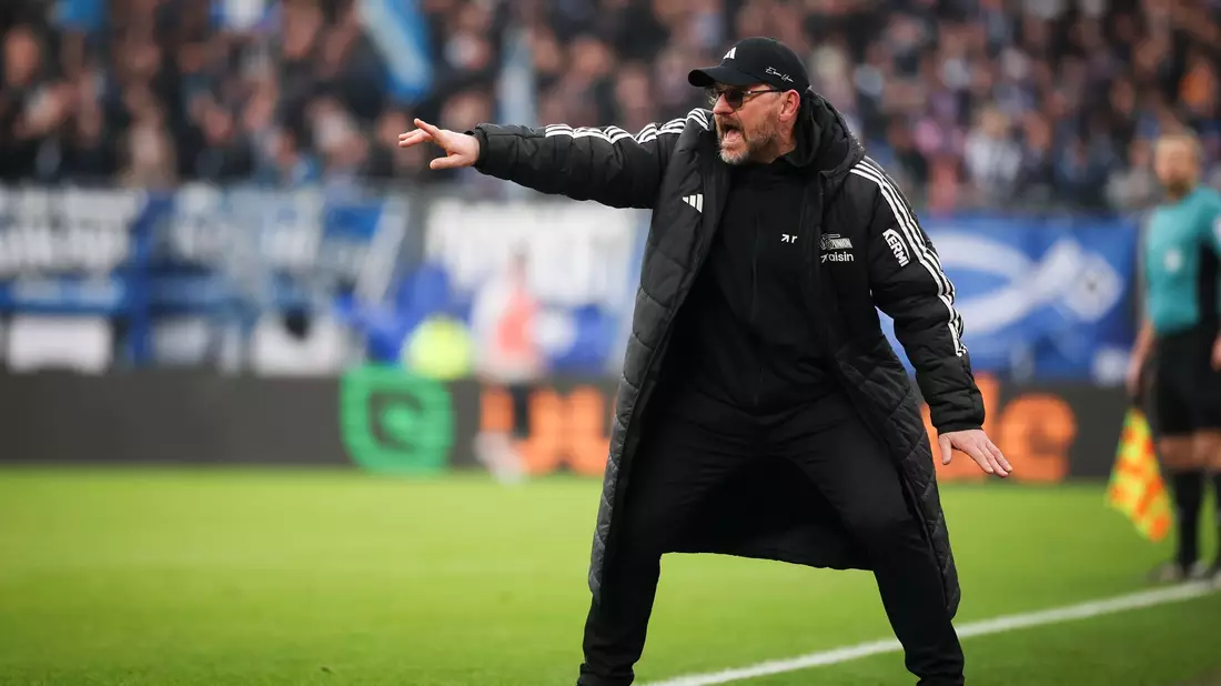 War bei seinem Ex-Club zu Gast: Berlins Trainer Steffen Baumgart. - Bild: Christian Charisius/dpa
