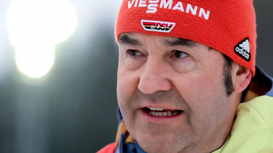 DSV-Sportdirektor Horst Hüttel sieht nach Berichten um mögliche Manipulationsmethoden im Skispringen Handlungsbedarf. (Archivbild) - Bild: Hendrik Schmidt/dpa