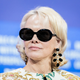 Mit Sonnenbrille: Pamela Anderson bei der Berlinale. - Foto: Christoph Soeder/dpa