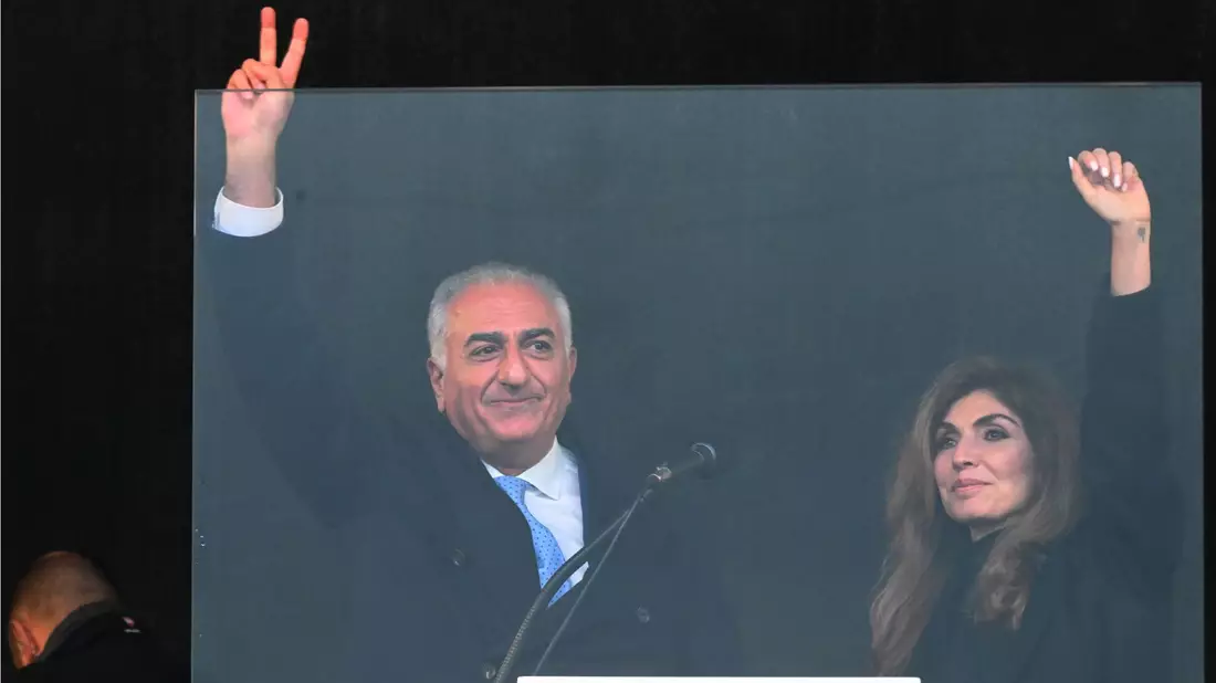 Jubel gab es für Reza Pahlavi, den Sohn des gestürzten iranischen Schahs Mohammad Reza Pahlavi, der zusammen mit seiner Frau Yasmine bei der Groß-Demonstration auf der Theresienwiese in München auftrat. - Bild: Felix Hörhager/dpa
