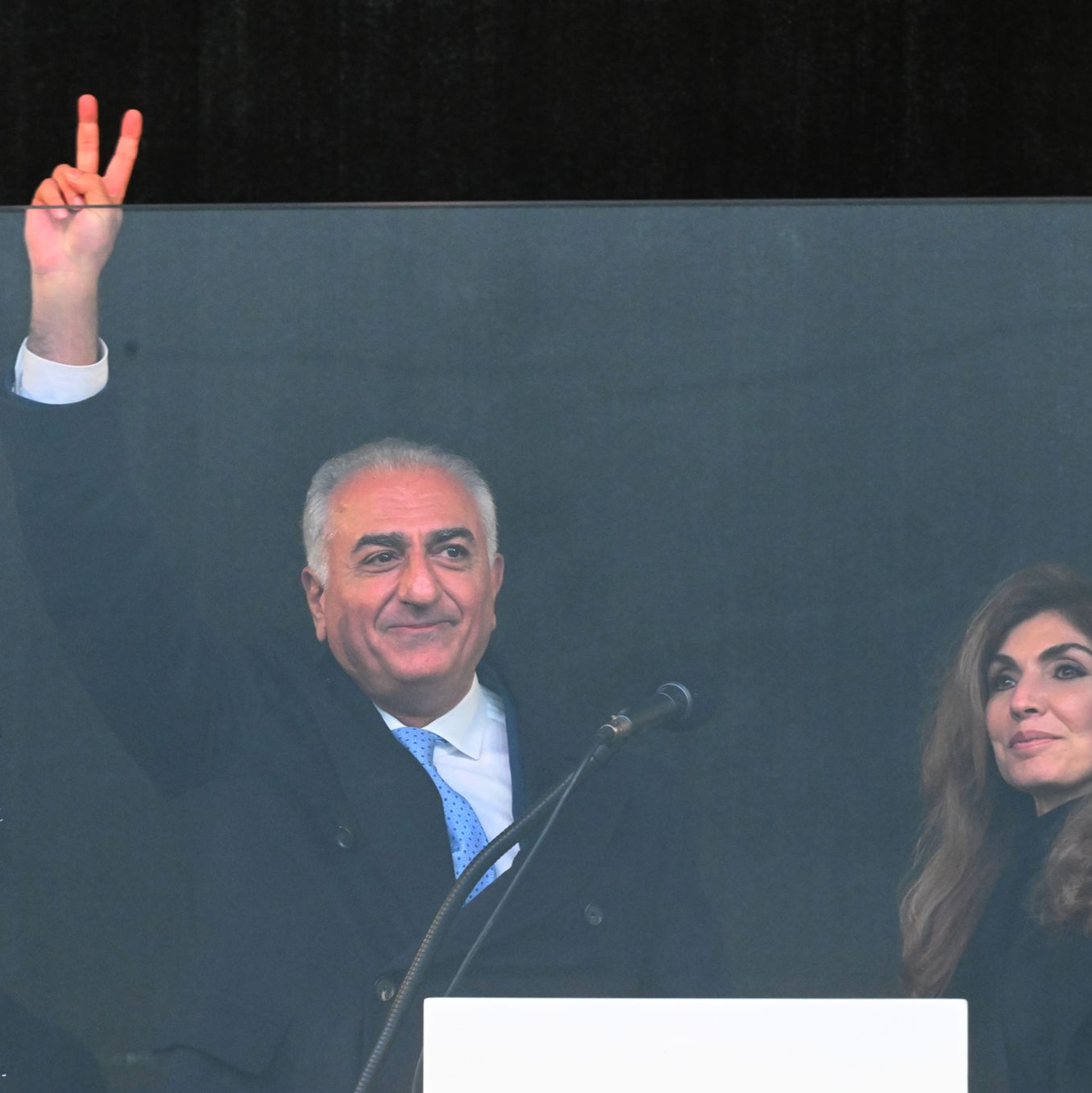 Jubel gab es für Reza Pahlavi, den Sohn des gestürzten iranischen Schahs Mohammad Reza Pahlavi, der zusammen mit seiner Frau Yasmine bei der Groß-Demonstration auf der Theresienwiese in München auftrat. - Foto: Felix Hörhager/dpa