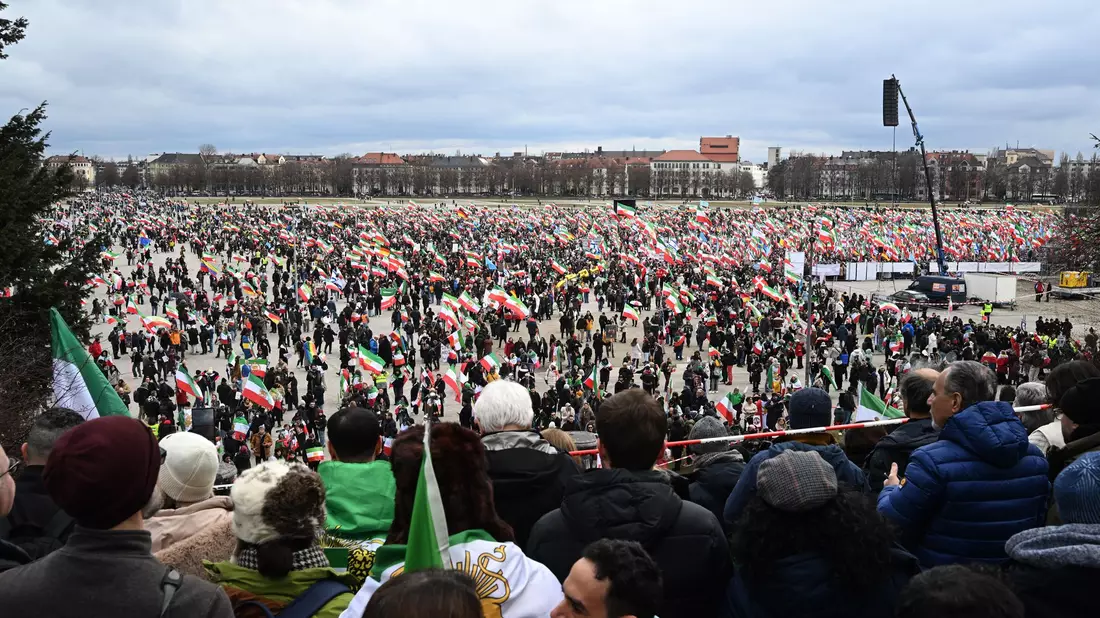 Bis zum Nachmittag zählte die Polizei bereits 200.000 Teilnehmer auf der Iran-Demo auf der Theresienwiese. - Bild: Felix Hörhager/dpa