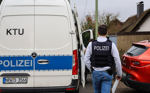 Nach der Tat sicherten Einsatzkräfte Spuren. - Foto: Alex Talash/dpa
