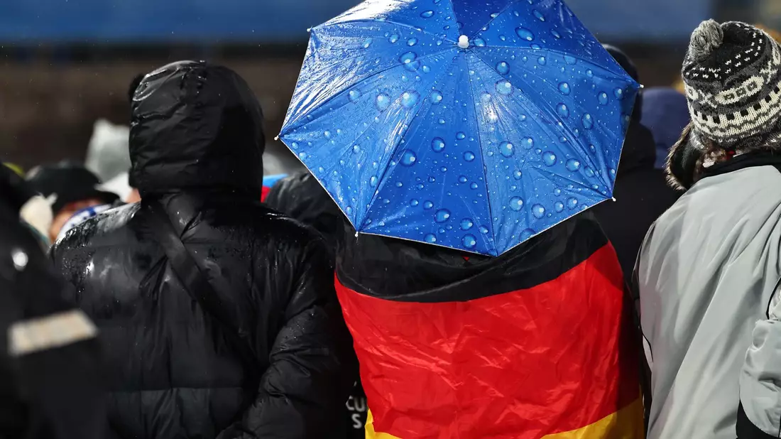 Die Fans ließen sich vom miesen Wetter nicht aufhalten. - Bild: Daniel Karmann/dpa