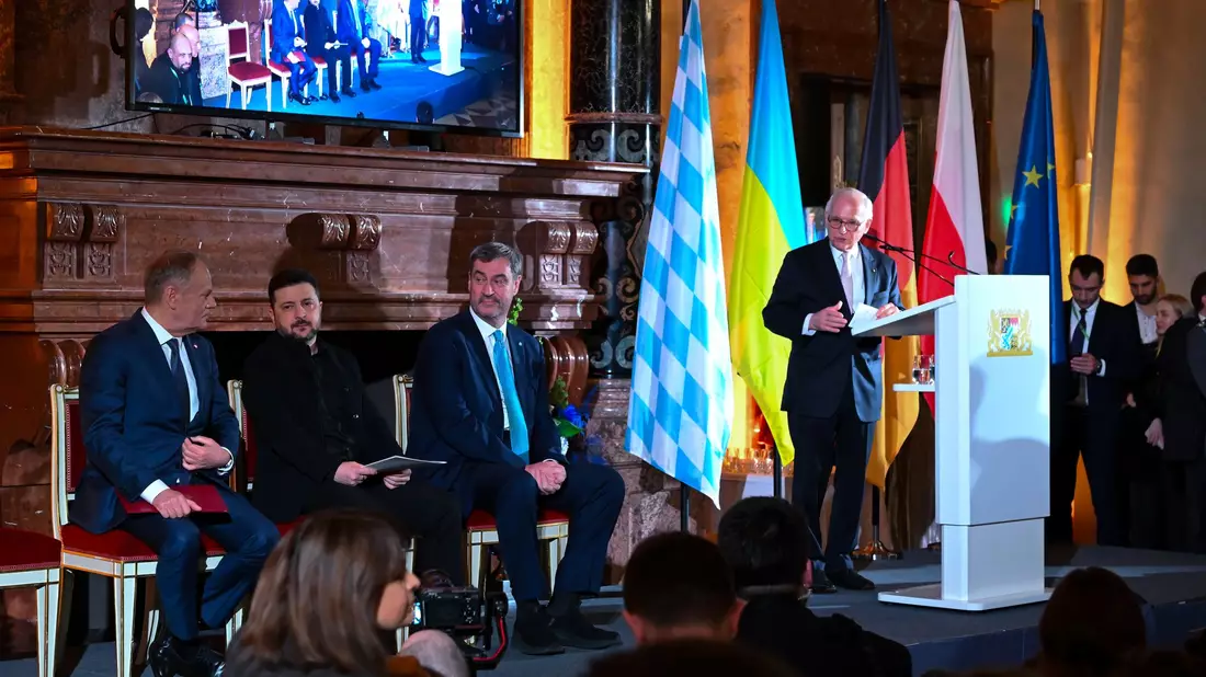 Stellvertretend für den Mut und die Kraft der Ukrainer im Krieg gegen Russland nahm Präsident Wolodymyr Selenskyj den Ewald-von-Kleist-Preis entgegen. - Bild: Sven Hoppe/dpa
