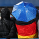 Die Fans ließen sich vom miesen Wetter nicht aufhalten. - Foto: Daniel Karmann/dpa