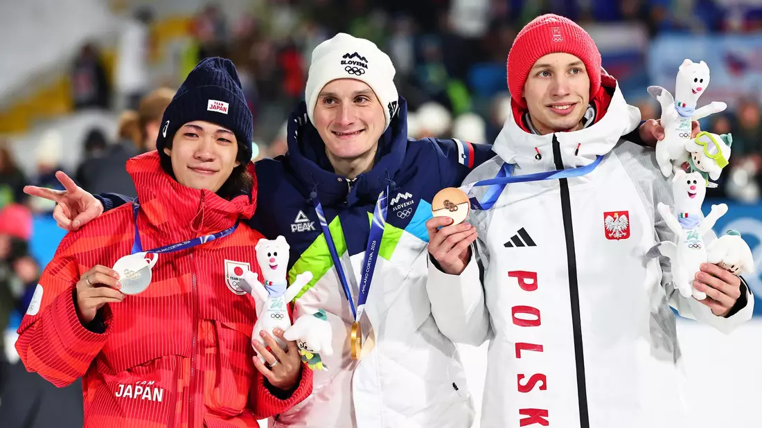 Domen Prevc (M) ist nun auch Einzel-Olympiasieger. - Bild: Daniel Karmann/dpa