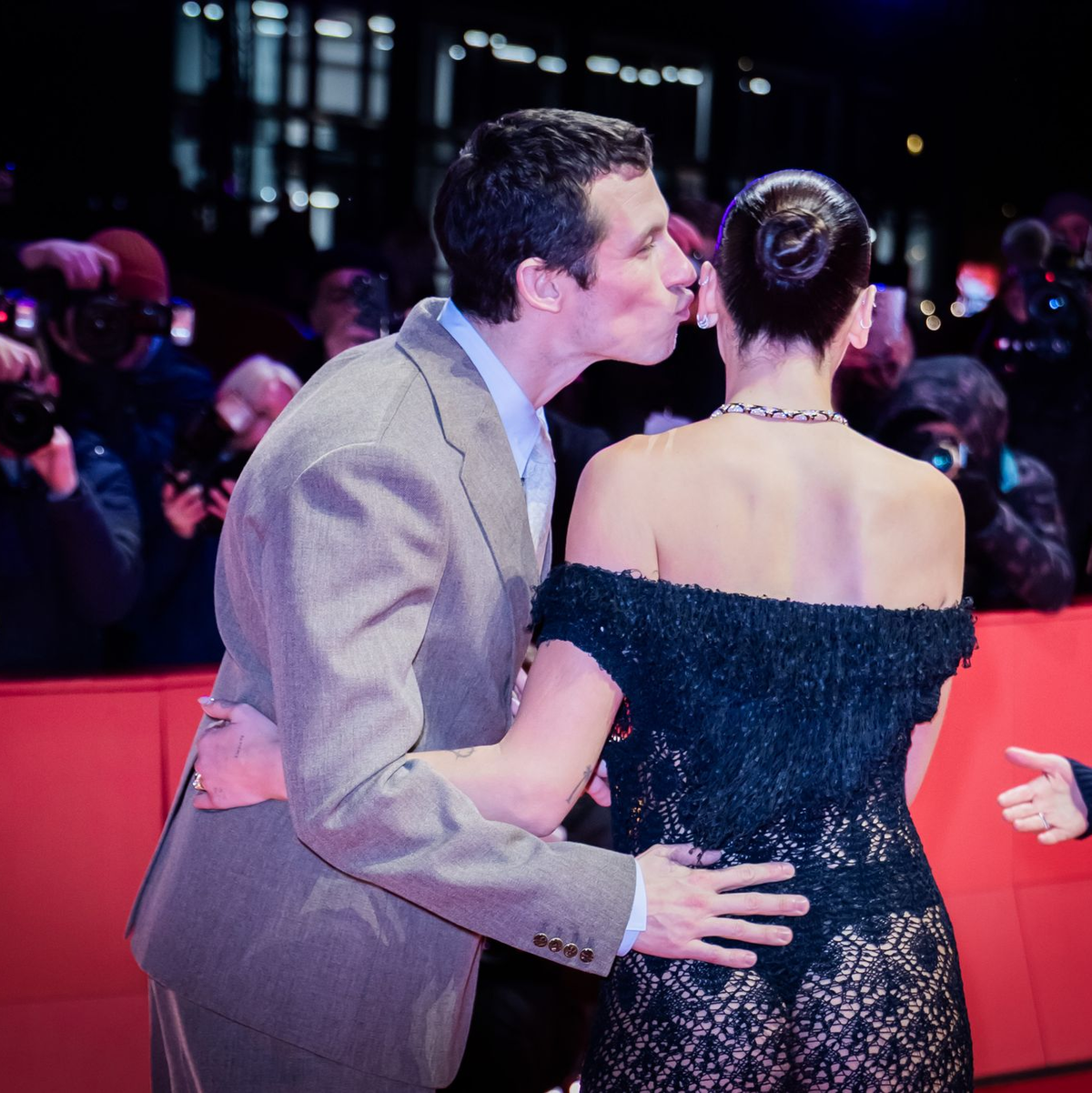 Sie begleitete ihren Verlobten Callum Turner zu seiner Filmpremiere. - Foto: Christoph Soeder/dpa