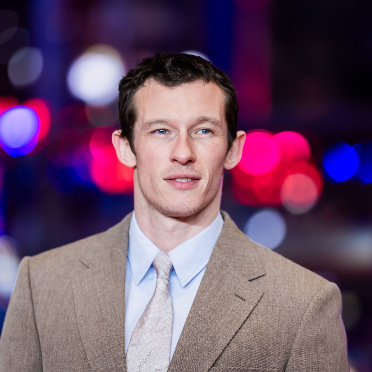 Verlobt mit Dua Lipa: Schauspieler Callum Turner. - Foto: Christoph Soeder/dpa