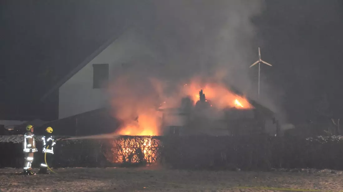 POL-DEL: Landkreis Wesermarsch: Brand eines Satteldach-Carports mit integriertem Abstellraum in Lemwerder - Bild: presseportal.de
