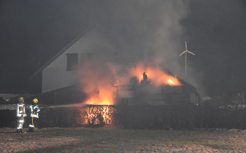 POL-DEL: Landkreis Wesermarsch: Brand eines Satteldach-Carports mit integriertem Abstellraum in Lemwerder - Foto: presseportal.de