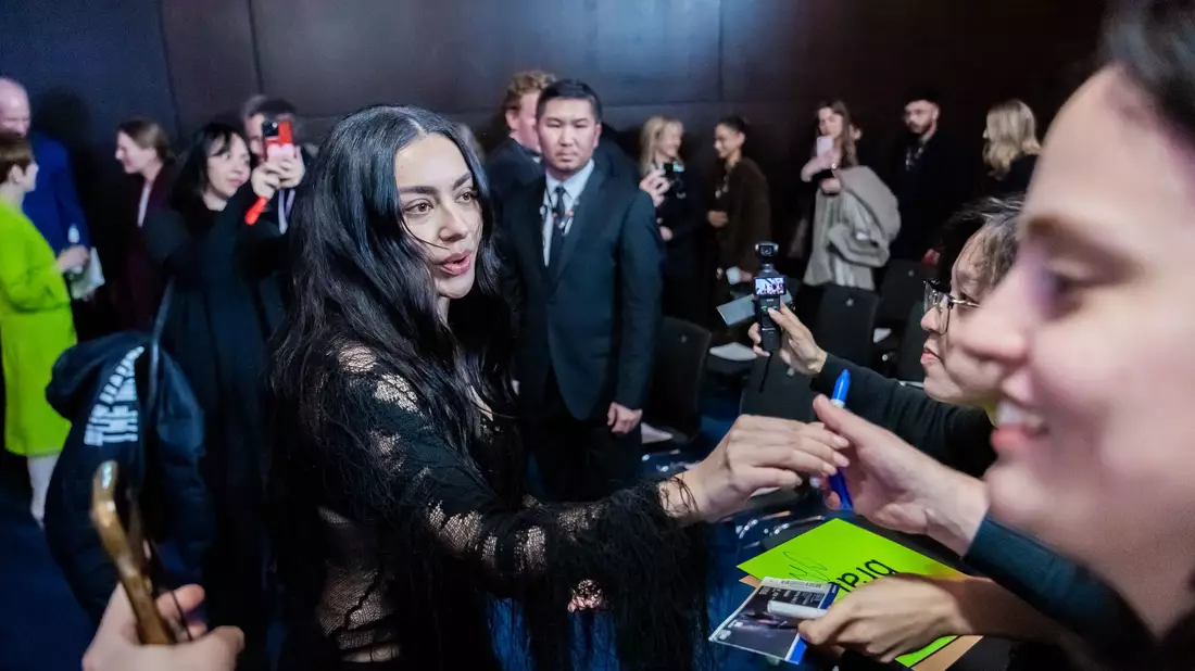 Hat mit «brat» den Zeitgeist geprägt: Charli xcx. - Bild: Christoph Soeder/dpa