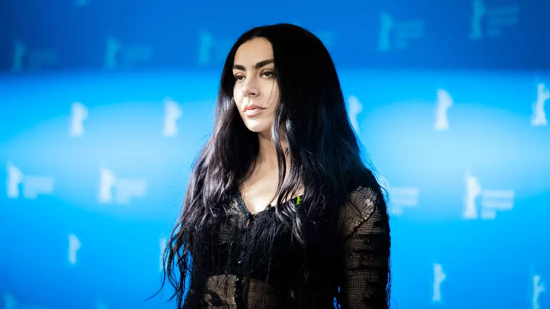 Popstar Charli xcx auf der Berlinale. - Bild: Christoph Soeder/dpa