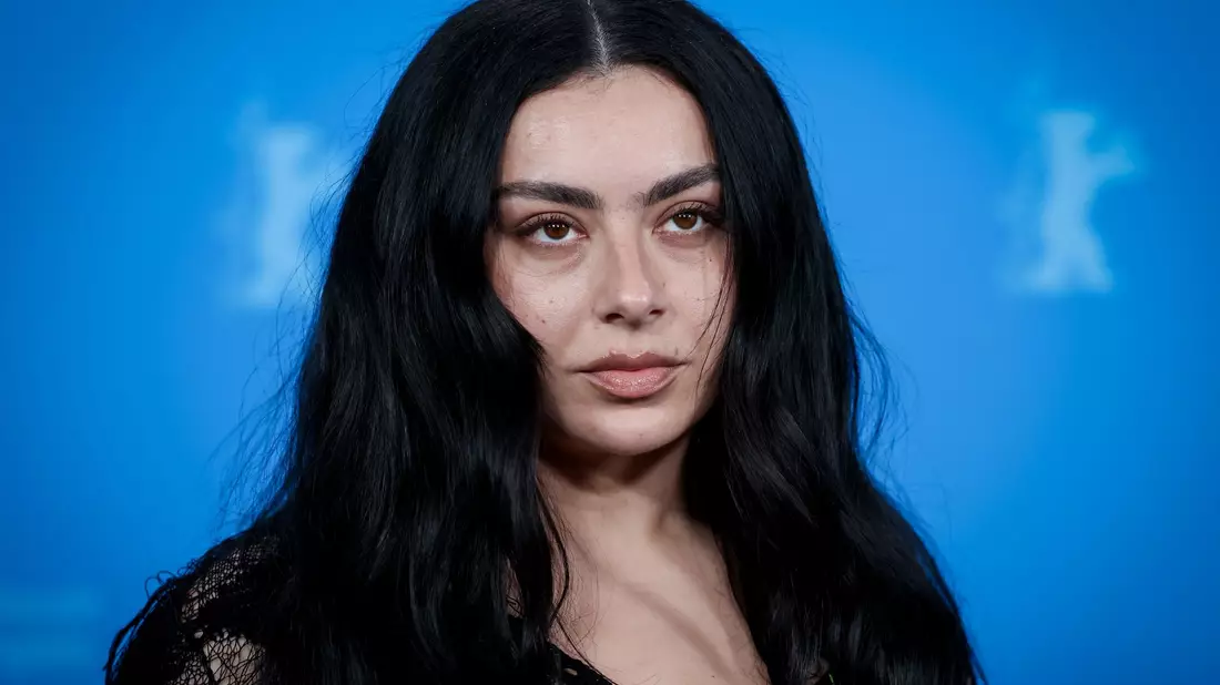 Charli xcx vor der internationalen Premiere ihres Films bei der Berlinale. - Bild: Soeren Stache/dpa