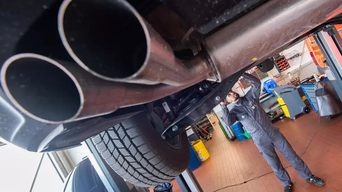 Autoreparaturen sind in den vergangenen Jahren sehr viel teurer geworden, und in der Folge auch die Kfz-Versicherung. (Symbolbild) - Bild: Julian Stratenschulte/dpa
