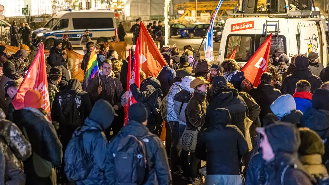 Mitte Januar gingen Menschen in Cottbus gegen rechts motivierte Gewalt auf die Straße. (Archivfoto) - Bild: Frank Hammerschmidt/dpa