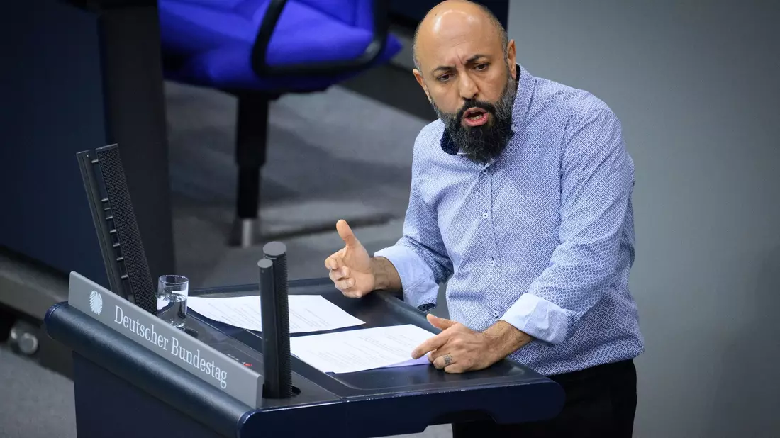 Ferat Koçak in mit einem Direktmandat in den Bundestag eingezogen. Sein Wahlkreis ist Berlin-Neukölln. (Archivbild) - Bild: Bernd von Jutrczenka/dpa