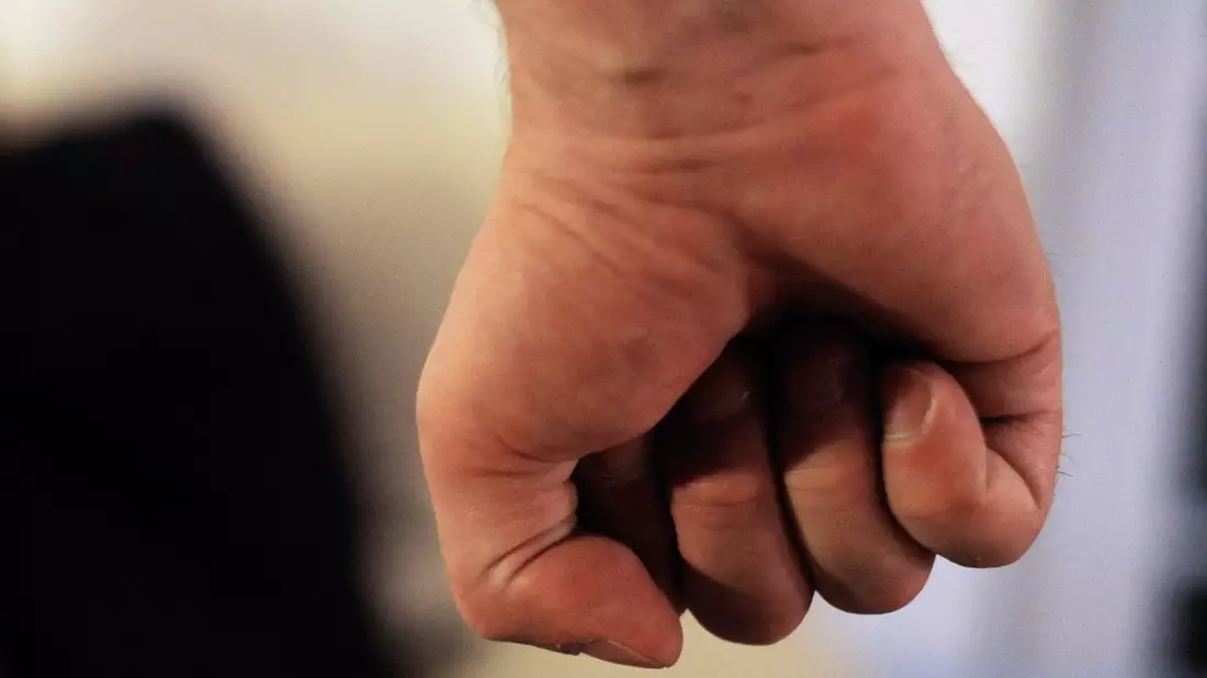 Laut einer Studie der britischen Cambridge-Universität verwenden Täter klare Strategien, um Frauen emotional an sich zu binden und zu verunsichern. (Symbolbild) - Bild: Maurizio Gambarini/dpa