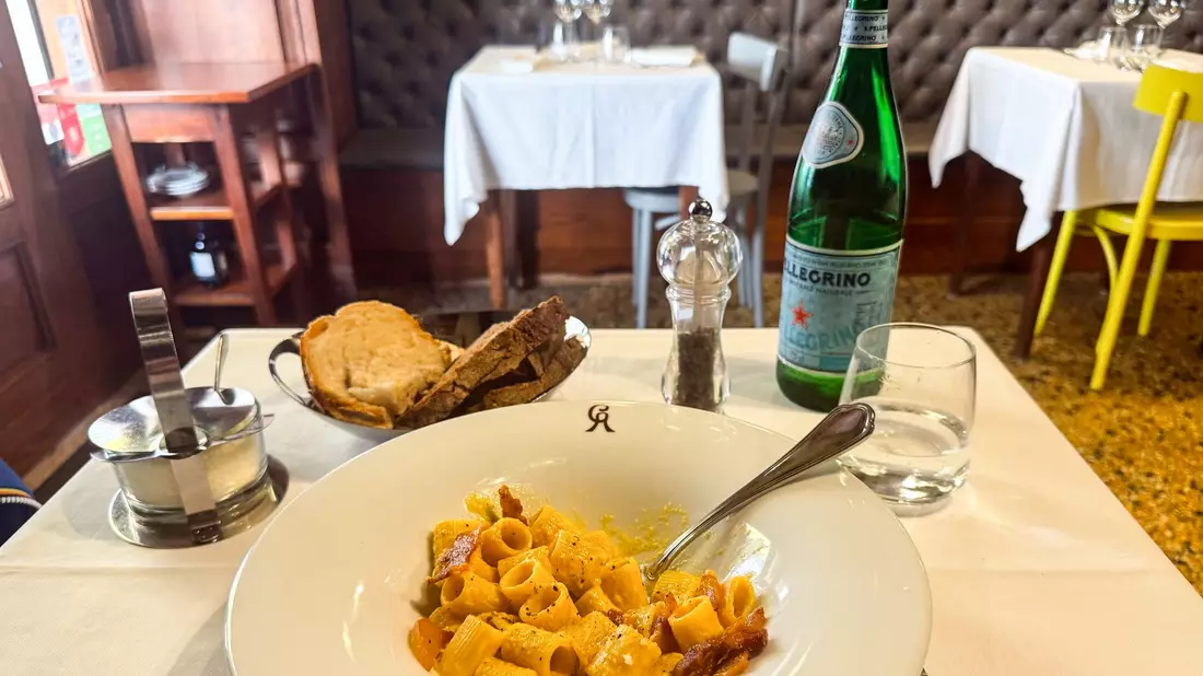 In Rom isst man die Carbonara am liebsten mit kurzen Nudeln. - Bild: Christoph Sator/dpa