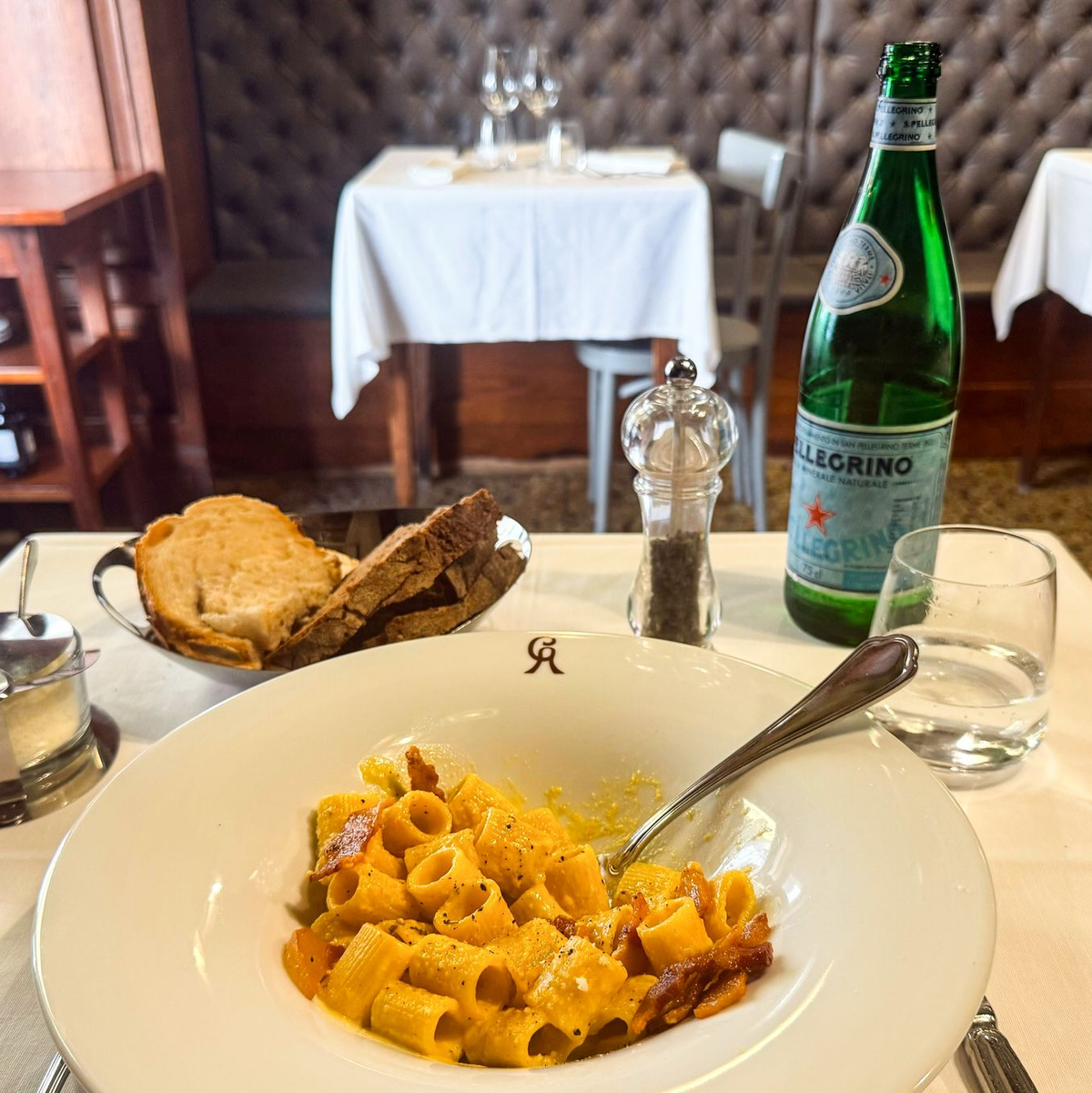 In Rom isst man die Carbonara am liebsten mit kurzen Nudeln. - Foto: Christoph Sator/dpa