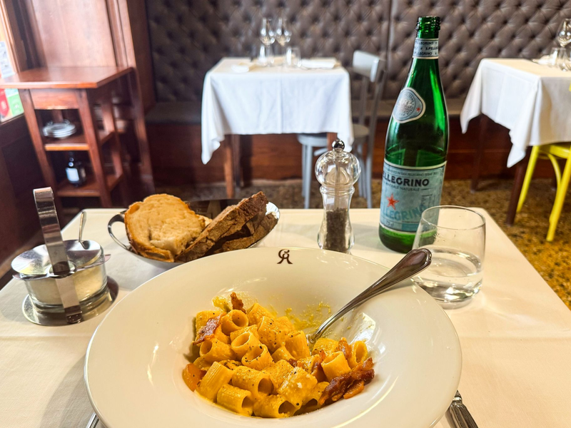 In Rom isst man die Carbonara am liebsten mit kurzen Nudeln. - Foto: Christoph Sator/dpa