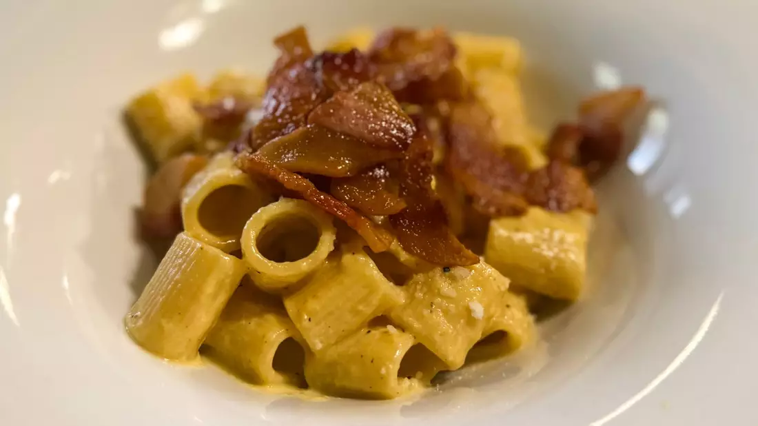 Die Carbonara: Immer schon italienisch oder eingeführt aus den USA? - Bild: Christoph Sator/dpa