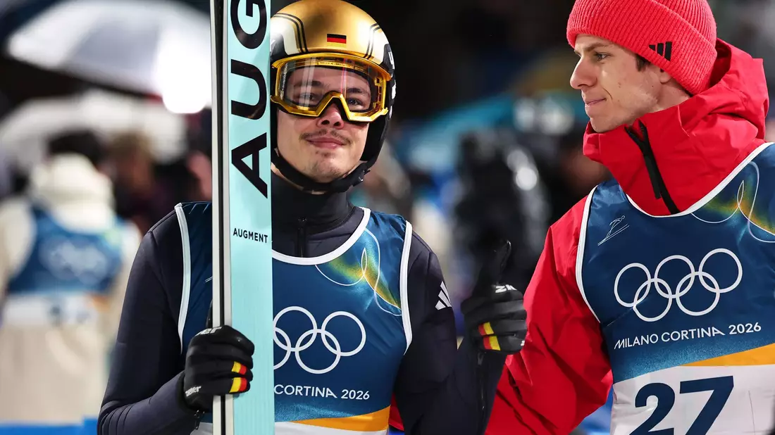 Philipp Raimund (l) und Andreas Wellinger vertreten Deutschland im Super Team. - Bild: Daniel Karmann/dpa