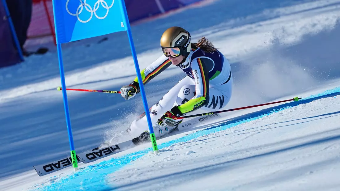 Lena Dürr überrascht als Zweite des ersten Laufs beim Olympia-Riesenslalom.  - Bild: Michael Kappeler/dpa