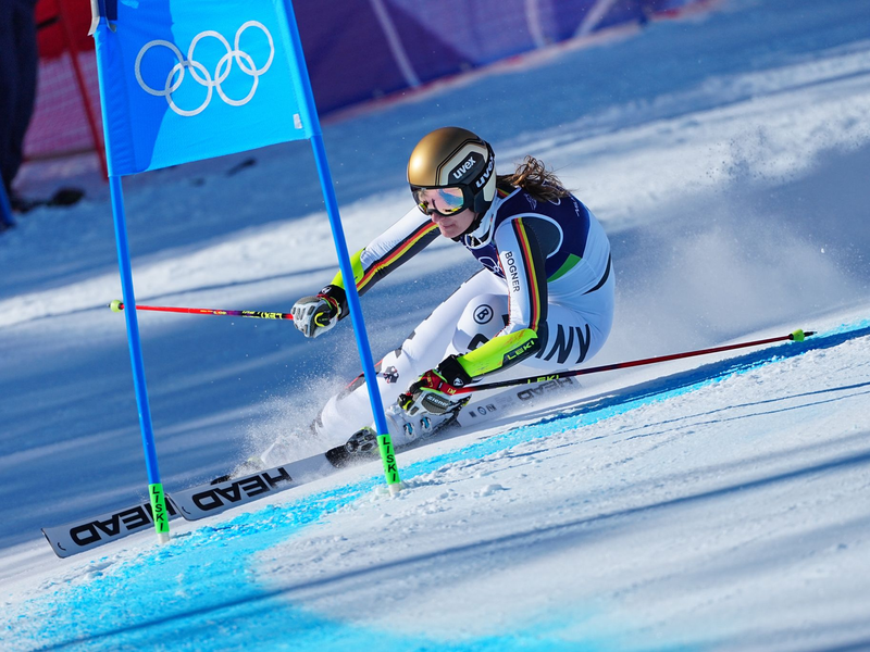 Lena Dürr überrascht als Zweite des ersten Laufs beim Olympia-Riesenslalom.  - Foto: Michael Kappeler/dpa