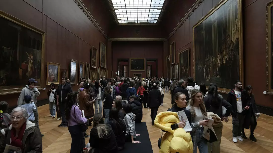 Wie lässt sich der Besucherstrom entzerren? Mehrere kleine Museumseingänge statt eines zentralen Nadelöhrs? - Bild: Thibault Camus/AP/dpa