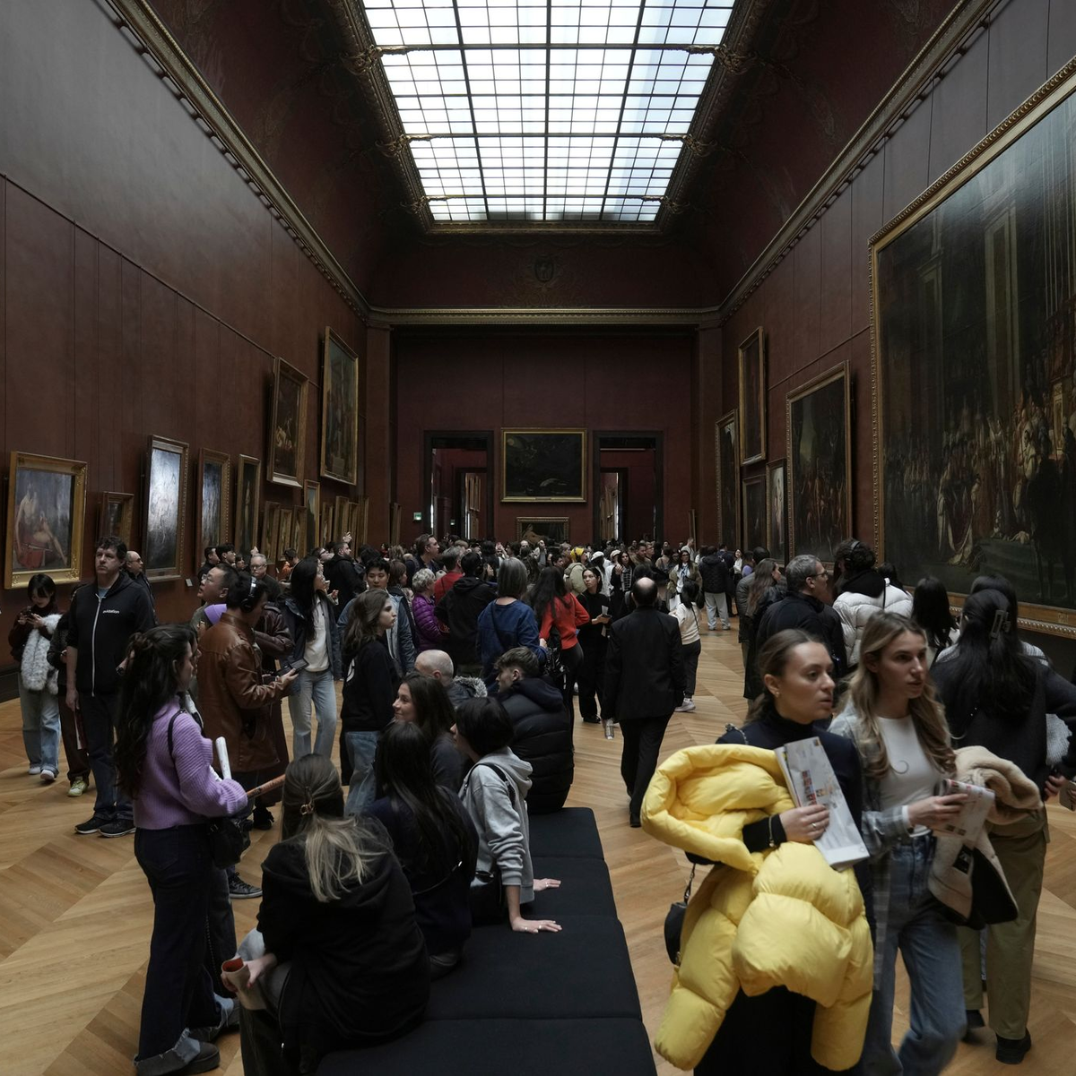 Wie lässt sich der Besucherstrom entzerren? Mehrere kleine Museumseingänge statt eines zentralen Nadelöhrs? - Foto: Thibault Camus/AP/dpa