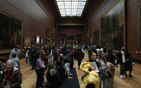 Wie lässt sich der Besucherstrom entzerren? Mehrere kleine Museumseingänge statt eines zentralen Nadelöhrs? - Foto: Thibault Camus/AP/dpa