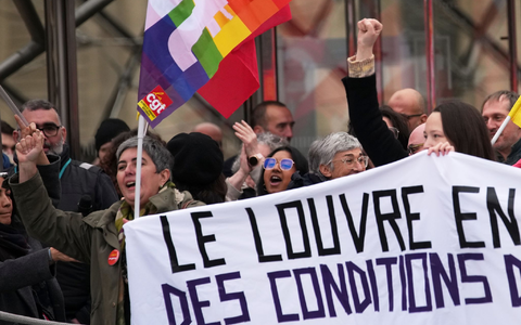 Überlastung und Personalmangel legen immer wieder den Betrieb lahm: Seit Jahren steht das Louvre-Personal unter wachsendem Druck.  - Foto: Christophe Ena/AP/dpa