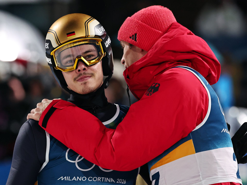 Einzel-Olympiasieger Philipp Raimund (l) und Andreas Wellinger (r) gehören zum deutschen Super-Team-Aufgebot. - Foto: Daniel Karmann/dpa
