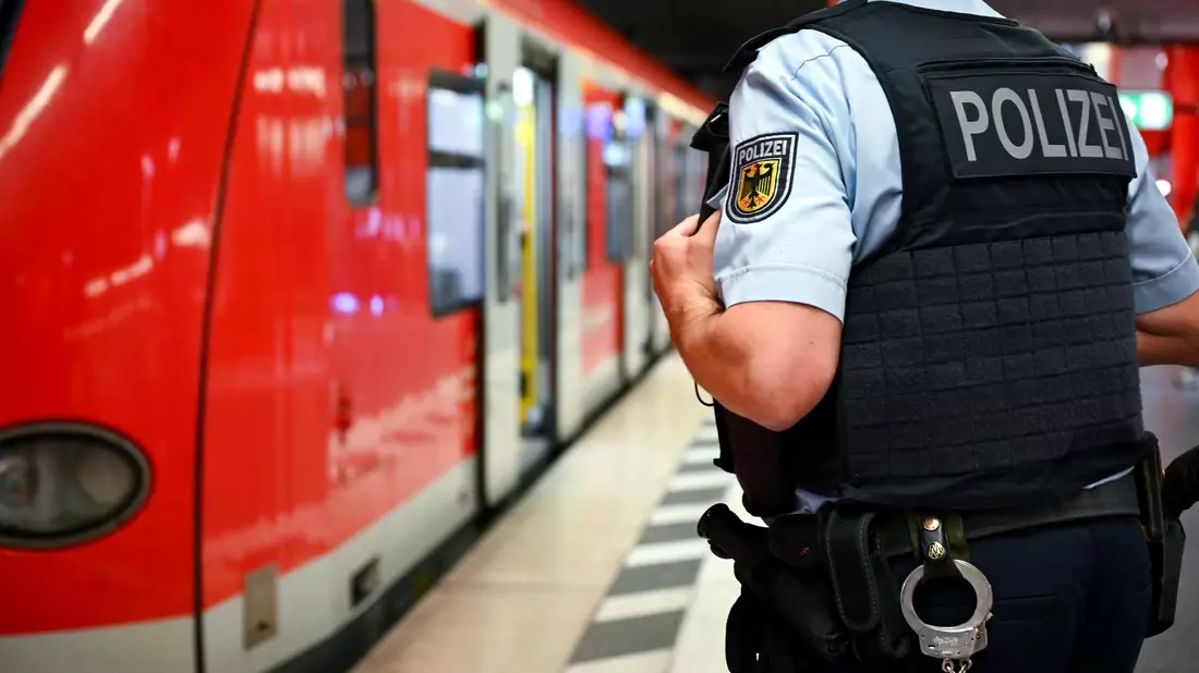 Die Sicherheit an Bahnhöfen und in Zügen bleibt ein vieldiskutiertes Thema. (Symbolbild) - Bild: Sven Hoppe/dpa