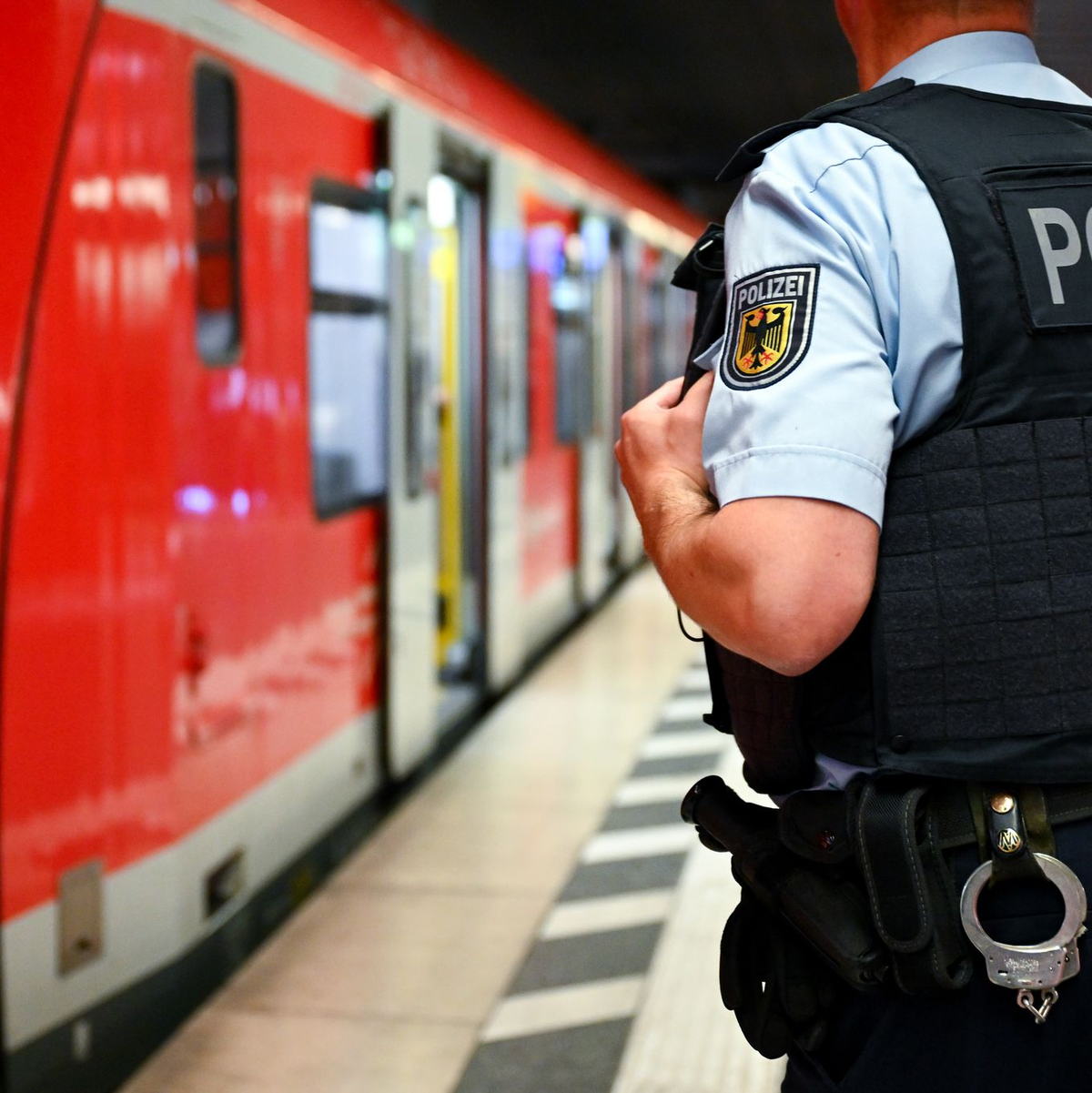 Die Sicherheit an Bahnhöfen und in Zügen bleibt ein vieldiskutiertes Thema. (Symbolbild) - Foto: Sven Hoppe/dpa