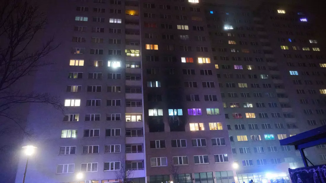 Bei dem Hochhausbrand im Berliner Osten ist ein Kind ums Leben gekommen. - Bild: Annette Riedl/dpa