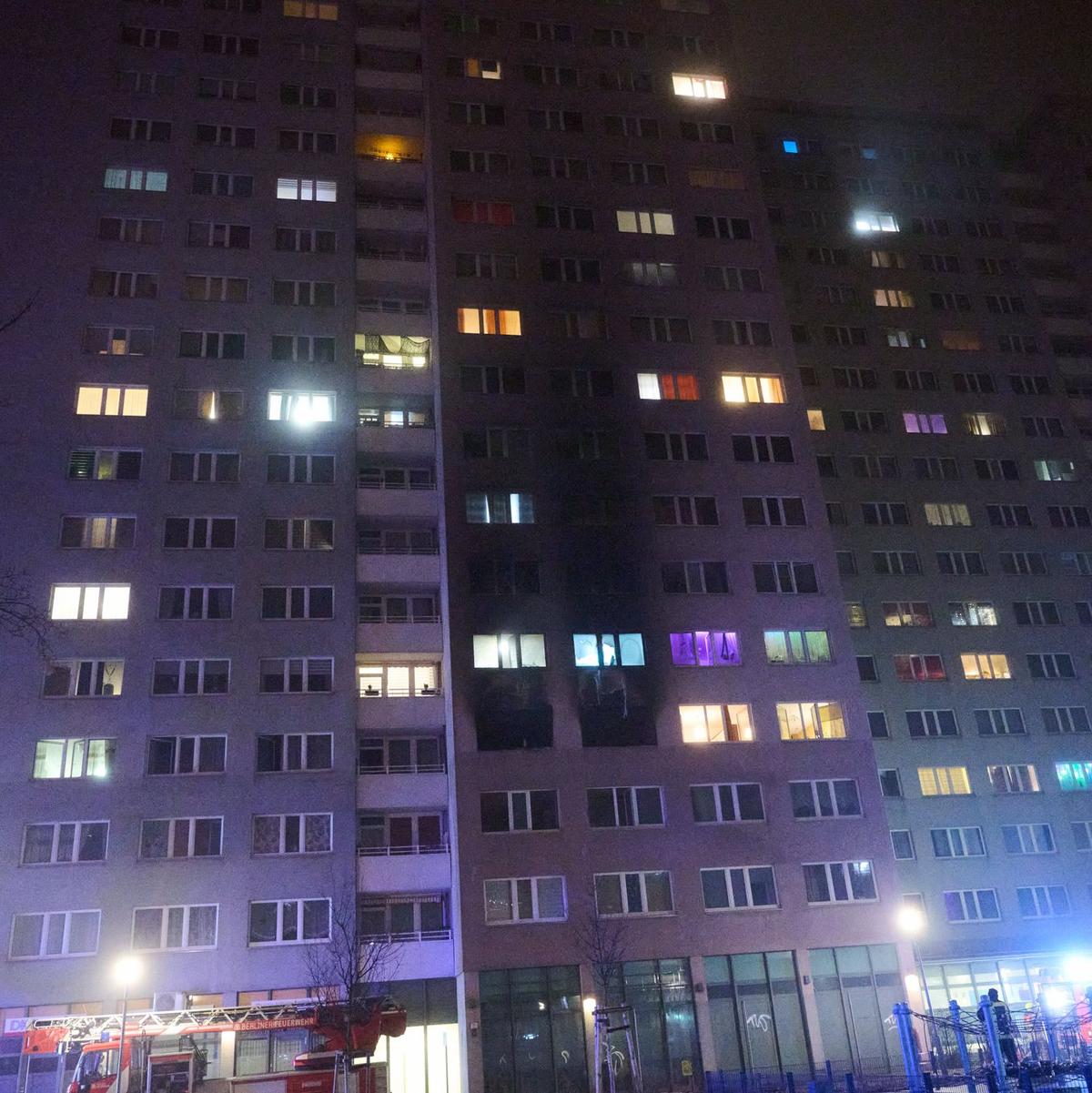 Bei dem Hochhausbrand im Berliner Osten ist ein Kind ums Leben gekommen. - Foto: Annette Riedl/dpa