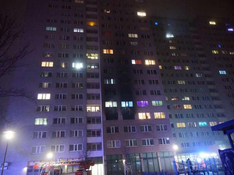 Bei dem Hochhausbrand im Berliner Osten ist ein Kind ums Leben gekommen. - Foto: Annette Riedl/dpa