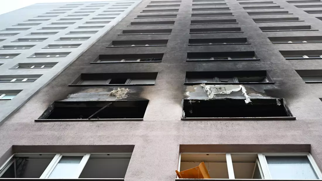 Der Qualm zog auch weit die Fassade hoch. (Archivbild)  - Bild: Markus Lenhardt/dpa