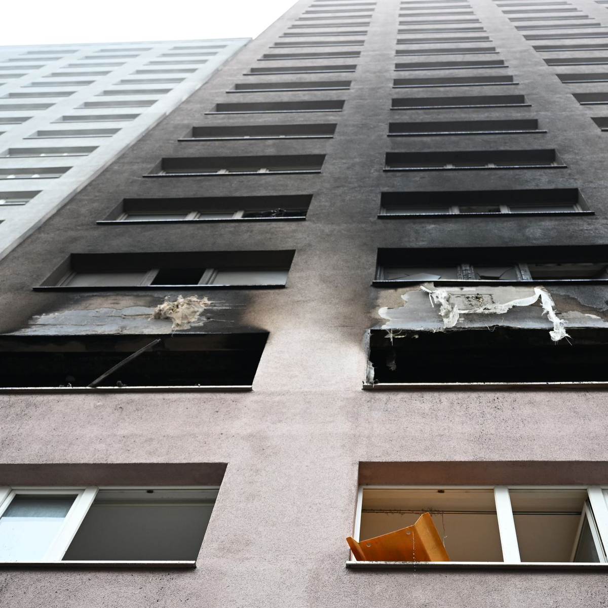 Der Qualm zog auch weit die Fassade hoch. (Archivbild)  - Foto: Markus Lenhardt/dpa