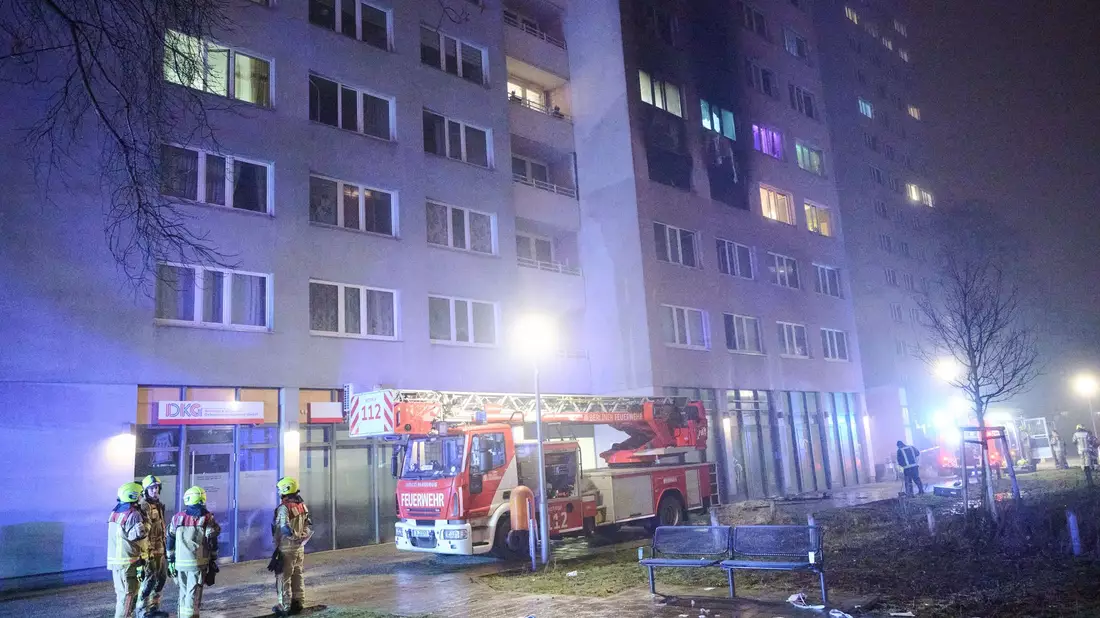 Feuerwehrleute stehen für Löscharbeiten vor einem Wohnhaus. (Archivbild) - Bild: Annette Riedl/dpa