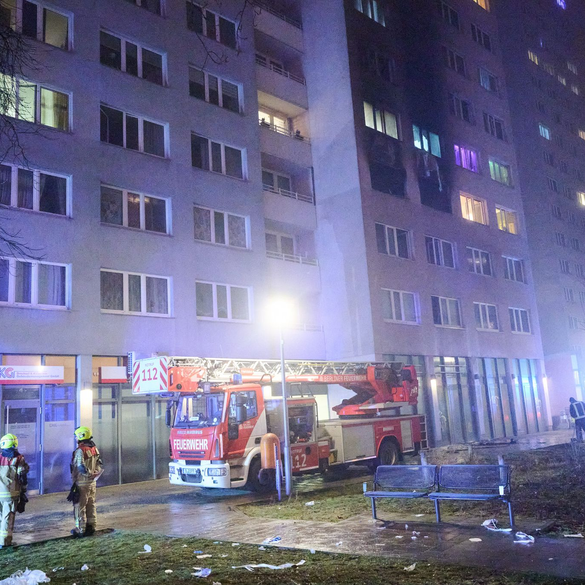 Feuerwehrleute stehen für Löscharbeiten vor einem Wohnhaus. (Archivbild) - Foto: Annette Riedl/dpa