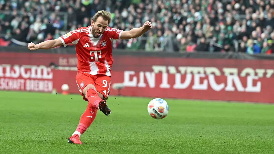 Das 500. Tor seiner Profi-Karriere: Bayern-Stürmer Harry Kane trifft zum 2:0 in Bremen. - Bild: Carmen Jaspersen/dpa