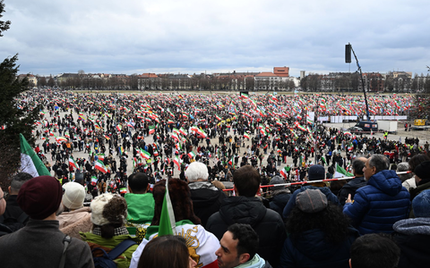 Bis zum Nachmittag zählte die Polizei bereits 200.000 Teilnehmer auf der Iran-Demo auf der Theresienwiese. - Foto: Felix Hörhager/dpa