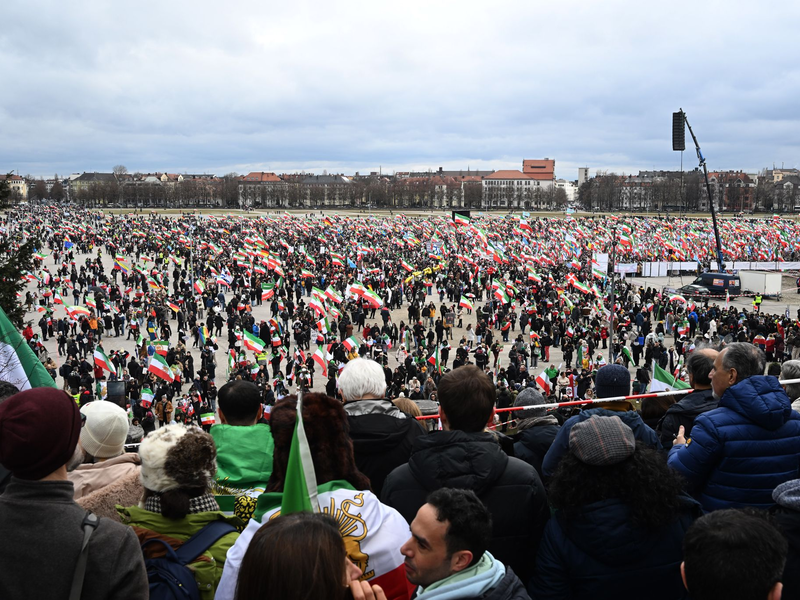 Bis zum Nachmittag zählte die Polizei bereits 200.000 Teilnehmer auf der Iran-Demo auf der Theresienwiese. - Foto: Felix Hörhager/dpa