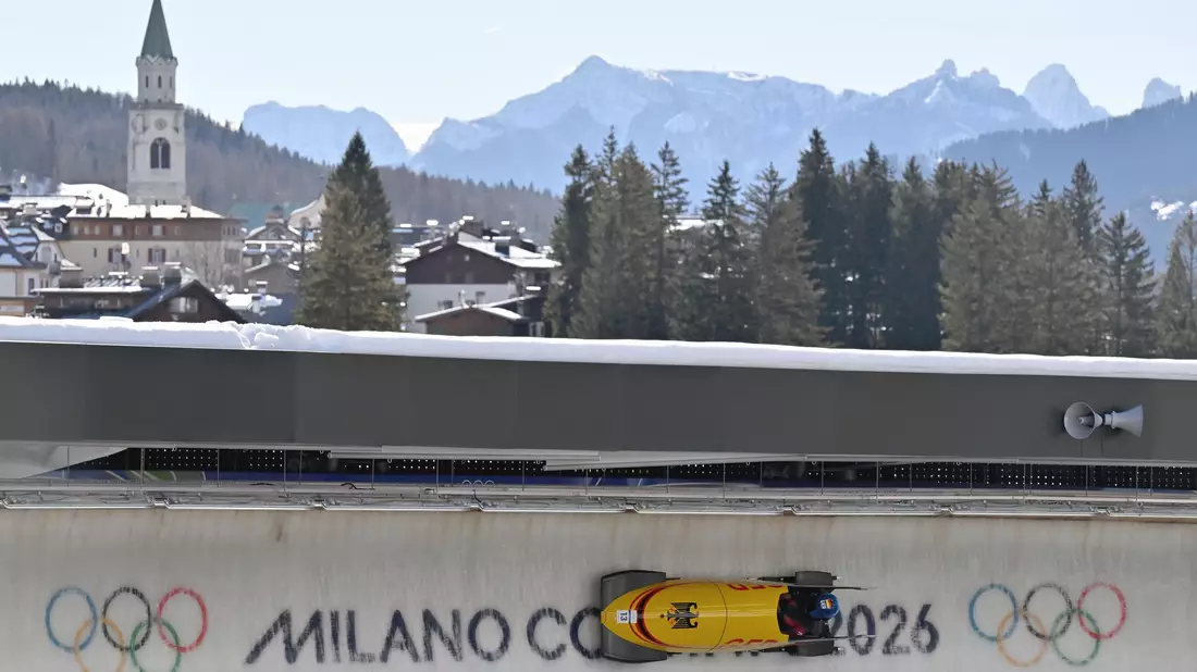  Kim Kalicki fährt mit dem Monobob die Bahn in Cortina hinunter.  - Bild: Robert Michael/dpa